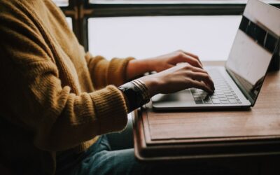 Comment écrire plus vite : 11 astuces et techniques que j’utilise pour réduire de moitié le temps de rédaction