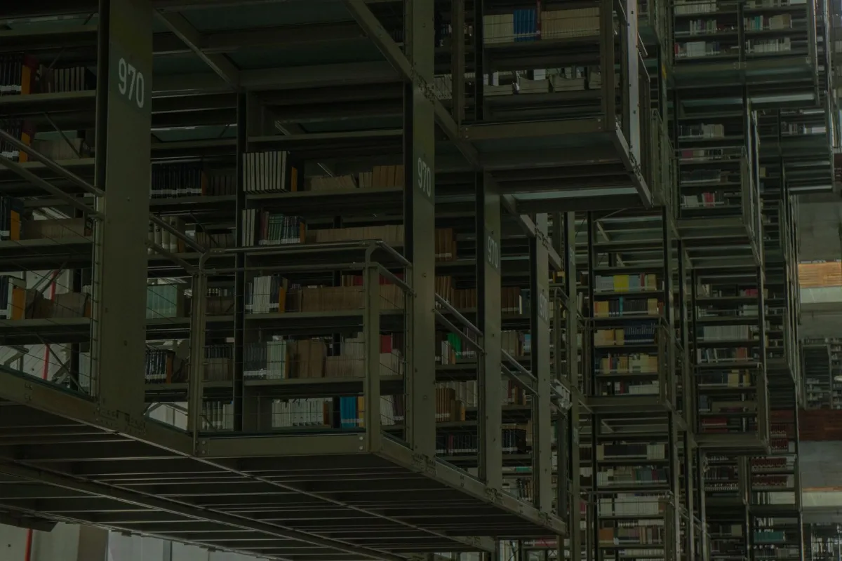 Un intérieur de bibliothèque moderne avec des étagères en acier et des collections de livres diverses